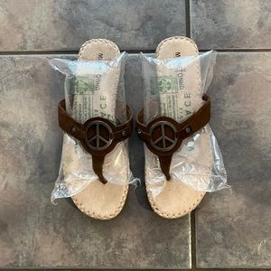 Brand new! Minnetonka peace sign leather sandals Size 7